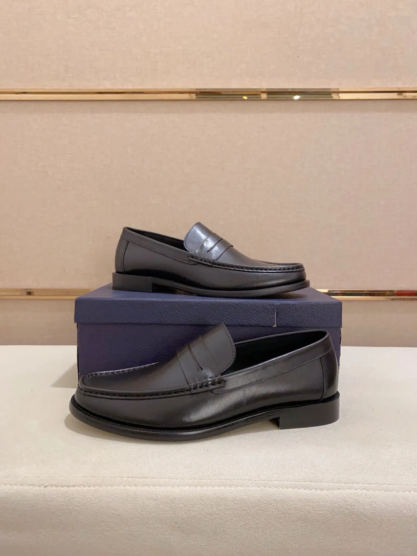 Factory price: 270 men's shoes 💰 High-end version of Dior Dior's new series. Famous actors and Internet celebrities wear super popular designs. They are designed with the sculptures of French artist Niki de Saint Phalle as rings. Material: Imported original material ➕Painted cowhide Foot pads: cowhide Outsole: Rubber outsole Men's shoe size: 38~44 Can be customized to size 45